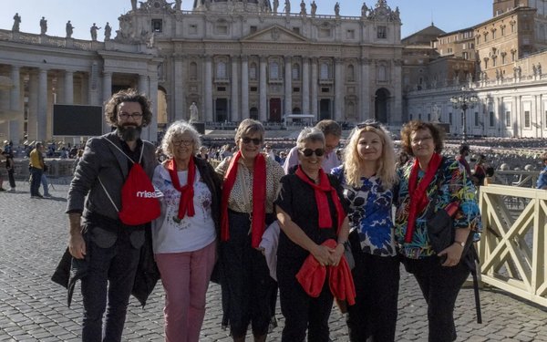 Pellegrini e pellegrine della speranza con Missio Svizzera davanti alla Basilica di San Pietro a Roma