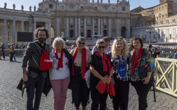 Pilger und Pilgerinnen der Hoffnung mit Missio Schweiz vor dem Petersdom in Rom