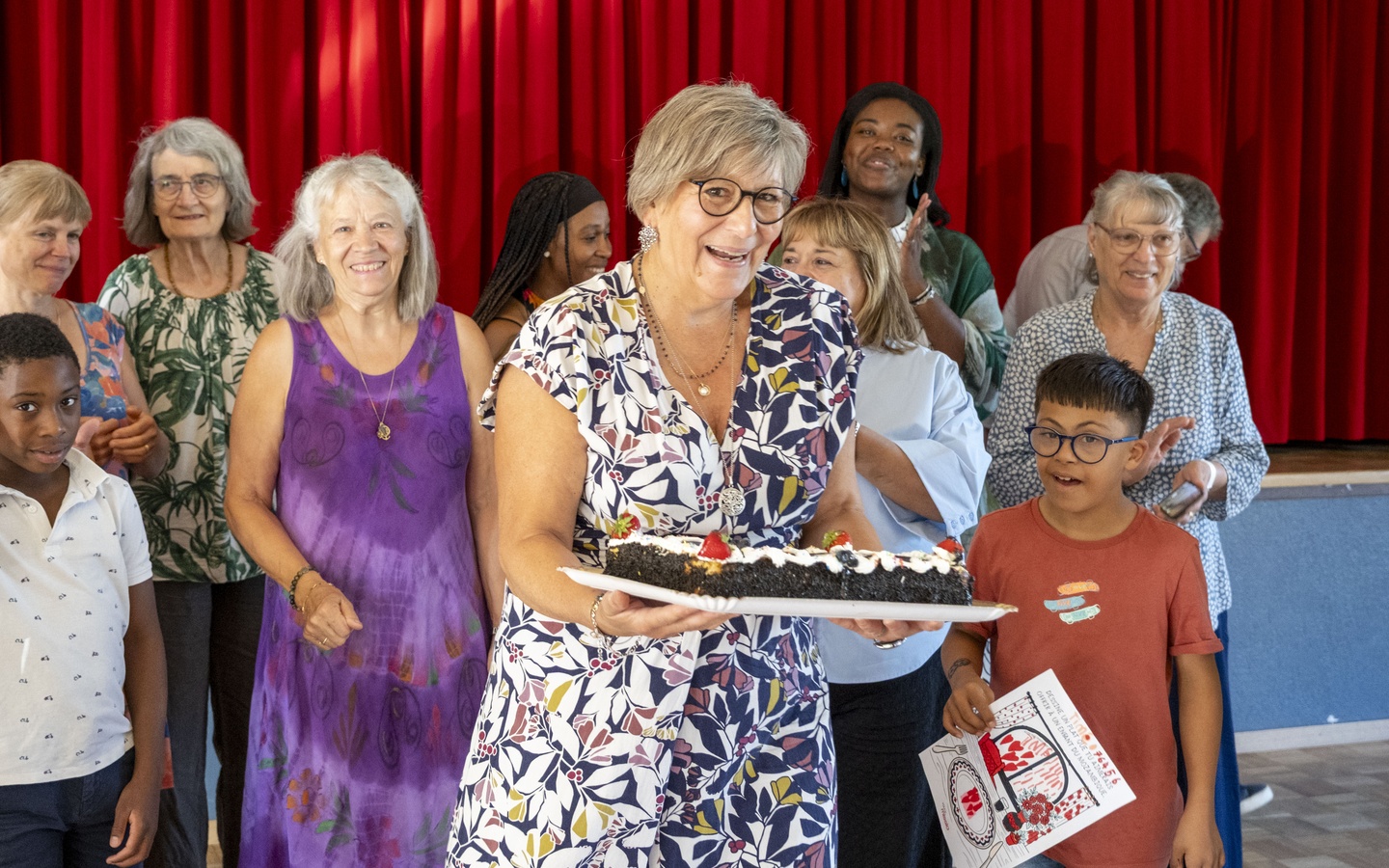 Gemeinsame Freude über 20 Jahre Sternsingen in der Romandie: In Boudry feiert Nadia Brügger das Jubiläum mit Pionierinnen, Engagierten und Kindern.