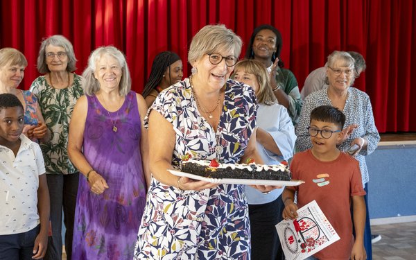 Joie partagée pour les 20 ans des Chanteurs à l’étoile : à Boudry, Nadia Brügger célèbre l’anniversaire de l’action en Suisse romande avec des pionnières, des bénévoles et des enfants.