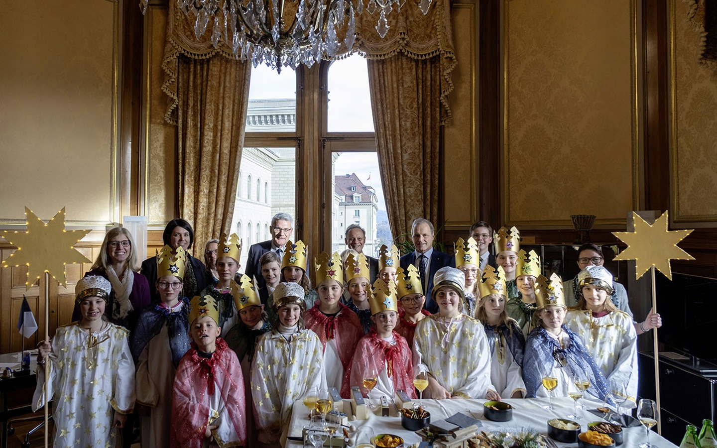 I bambini di Sattel avviano l’azione dei Cantori della Stella a Palazzo federale