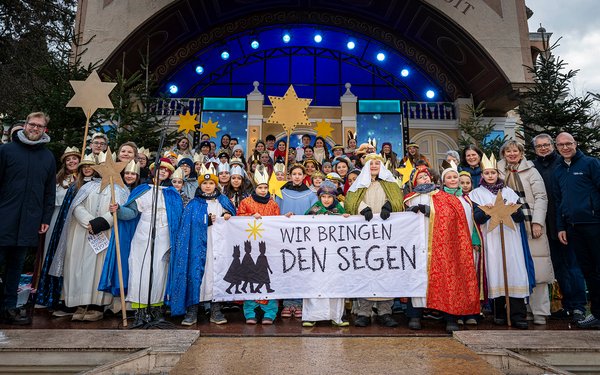 Cantori della Stella provenienti dalla Germania, dalla Francia e dalla Svizzera all’Europa-Park di Rust. © Europa-Park / Bernhard Rein