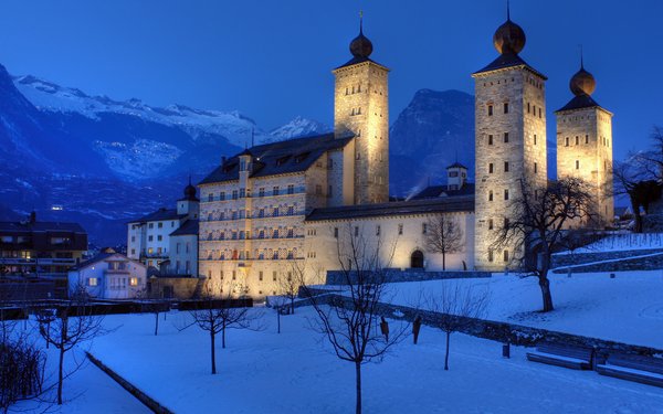 Stockalperschloss im Schnee – die Türme Kaspar, Melchior und Balthasar © istock Bodgan Lazar