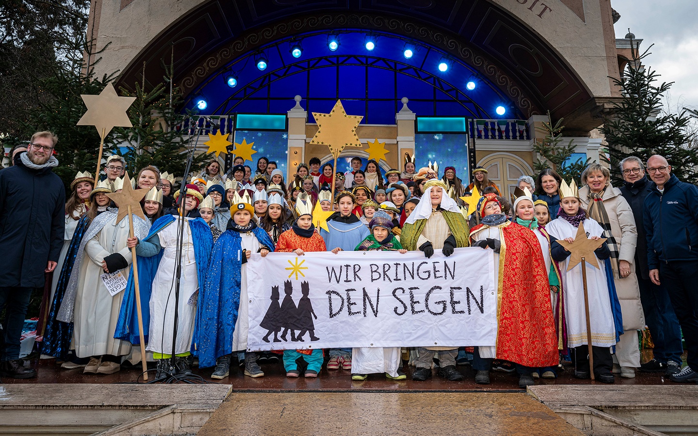 Sternsingerinnen und Sternsinger aus Deutschland, Frankreich und der Schweiz im Europa-Park in Rust. © Europa-Park / Bernhard Rein