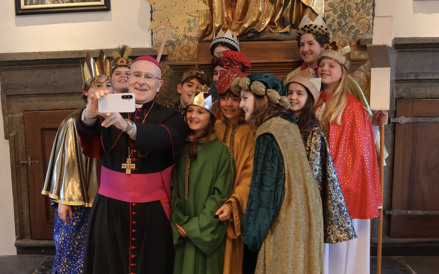 Évêque Bonnemain avec des Chanteurs à l’étoile à Coire © Missio Suisse