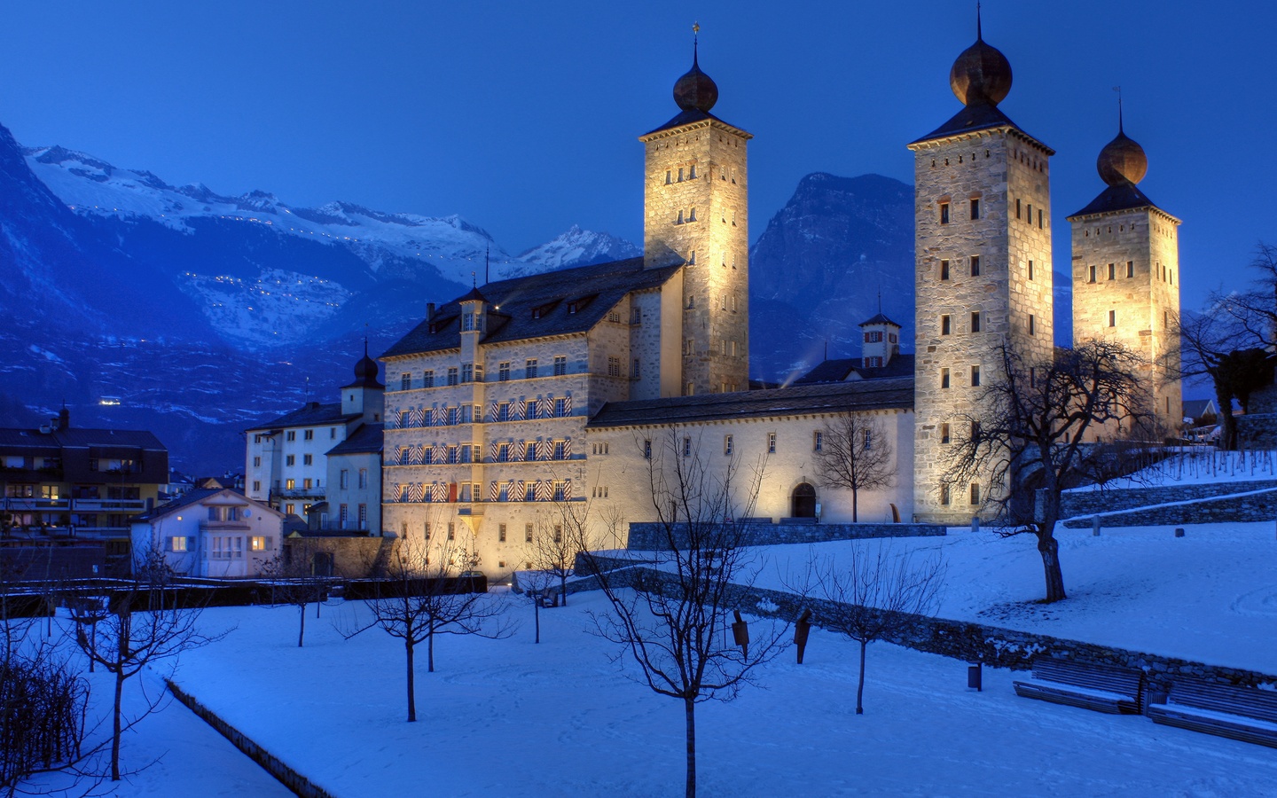 Castello Stockalper a Brig nella neve – le torri Kaspar, Melchior e Balthasar © istock Bodgan Lazar