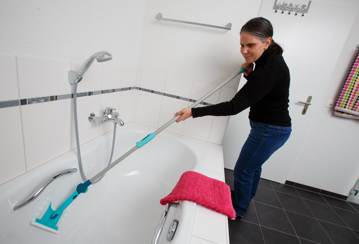 Essuie-carrelage et baignoire