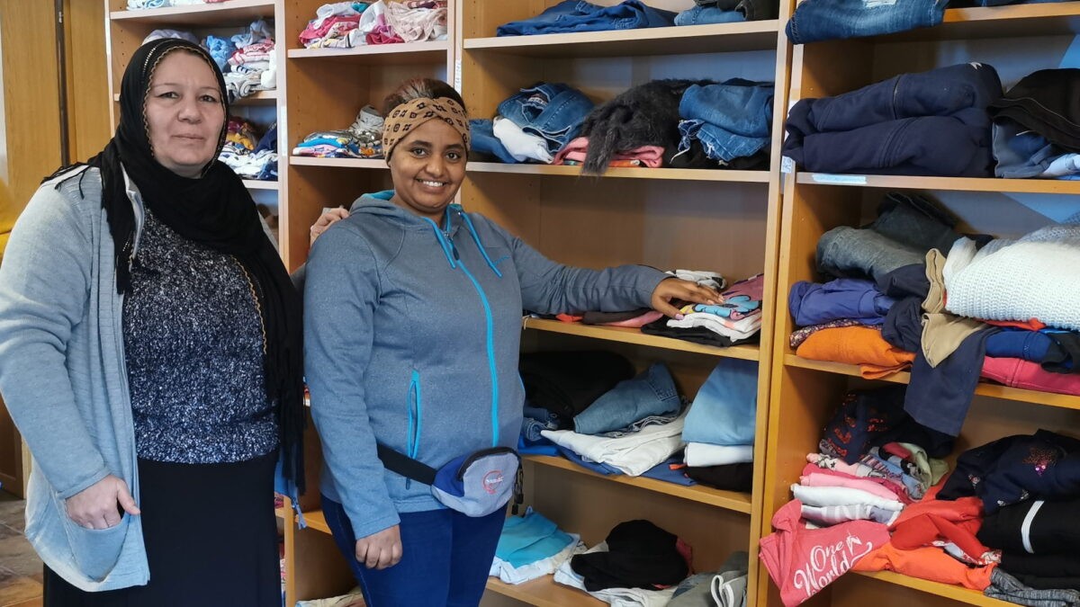 Zwei Frauen mit Migrationsgeschichte schauen in die Kamera.