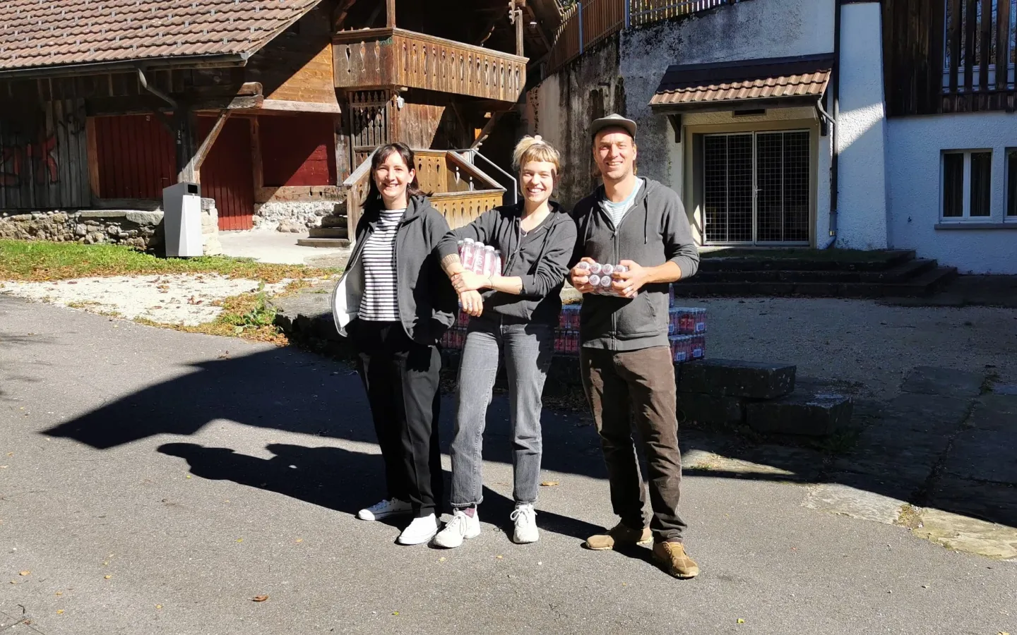 Die fleissigen Helferinnen und Helfer sortieren die gespendeten Lebensmittel nach Produktkategorien. Sarah Flury, Leiterin der Fachstelle Arbeit der Regionalen Sozialen Dienste Wohlen und Projektleiterin Culinaria, gibt letzte Anweisungen.