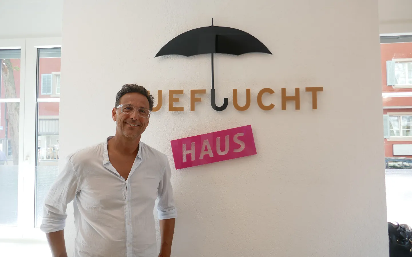 Chris Stocker, der Geschäftsführer, empfängt uns herzlich in den frisch renovierten Büroräumen.