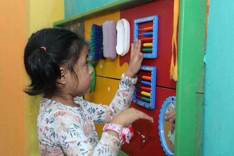 Mädchen mit haptischem Spielzeug