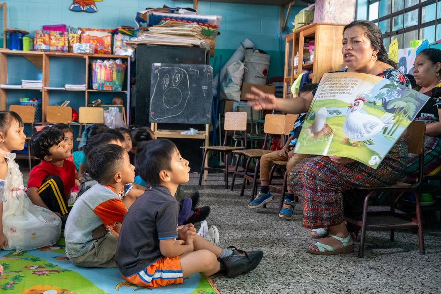 Kindergärtnerin am Vorlesen