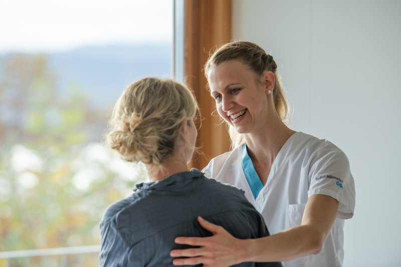 Pflege mit Patientin.jpg