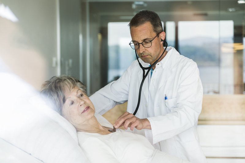 Arzt_Patientin_Herztoene_web