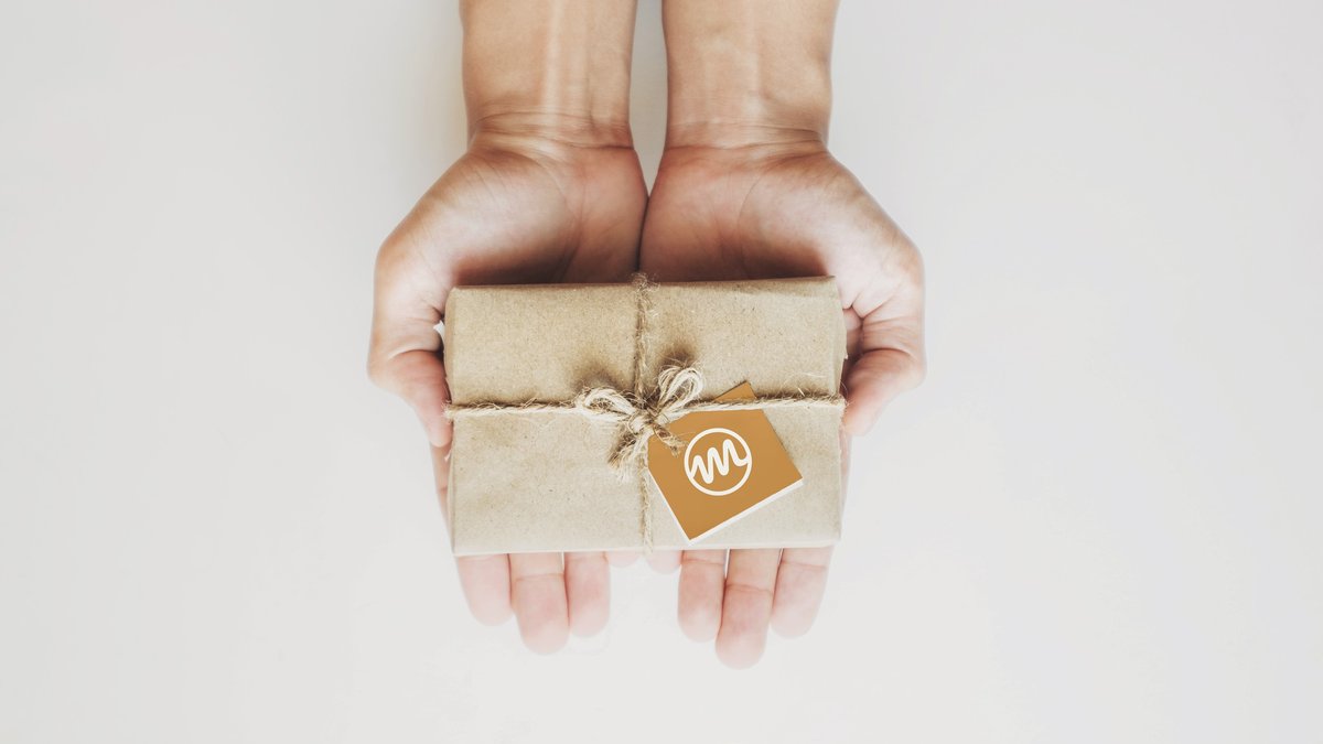 Hände mit Geschenk