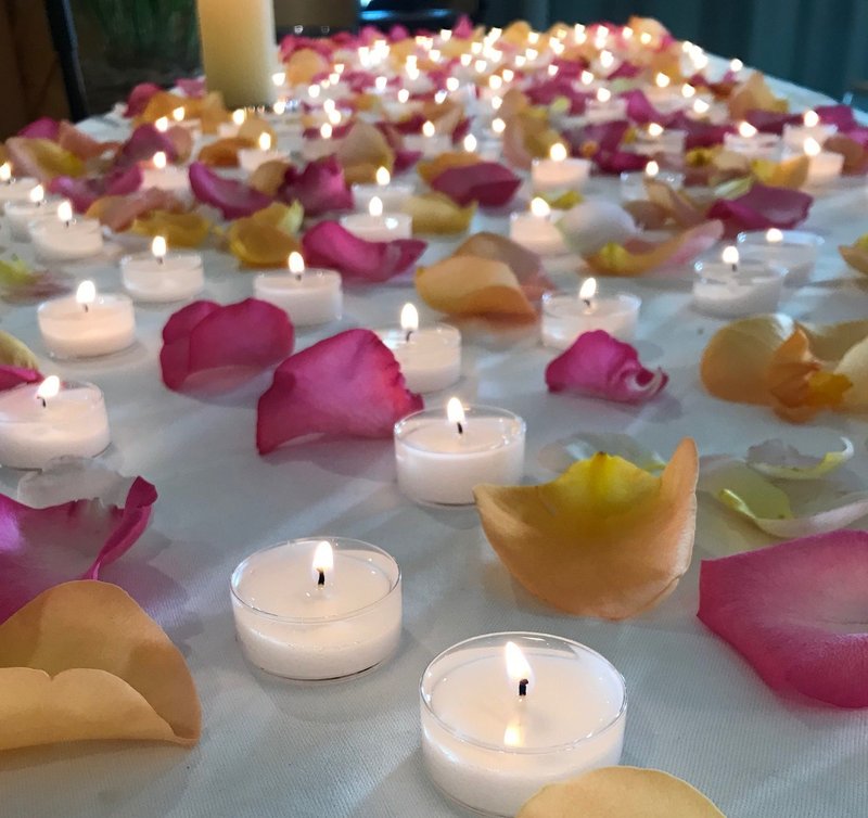 Kerzen mit Rosenblättern 2022.jpg