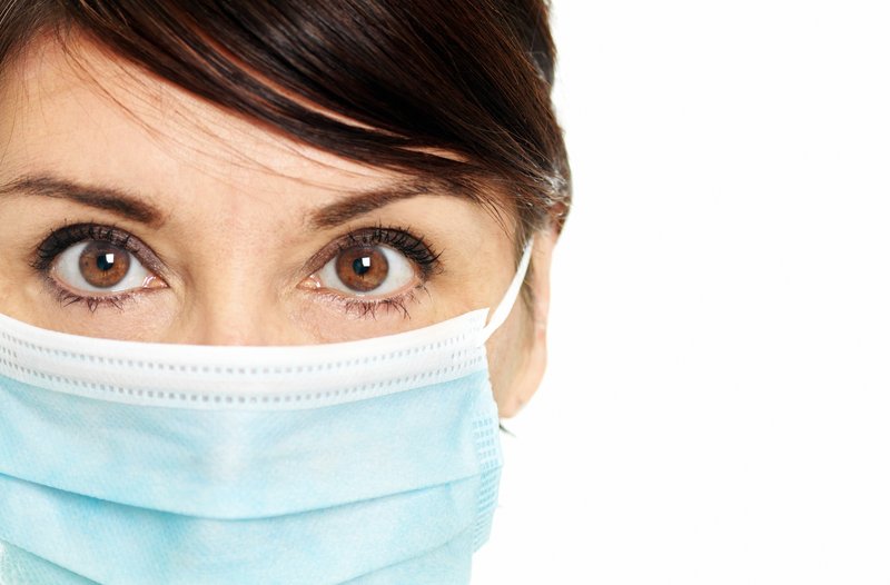 Frau mit Schutzmaske.jpg