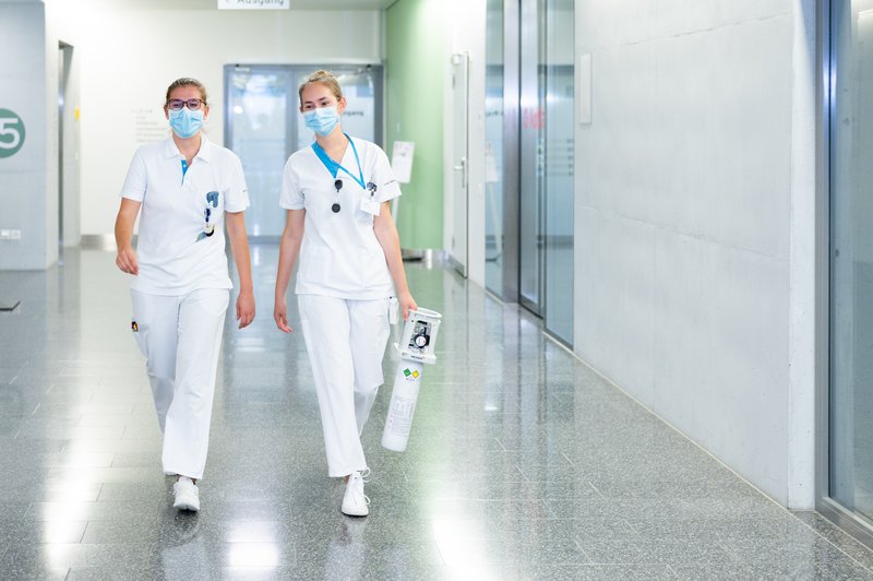 Pflegende mit Sauerstoffflasche.jpg