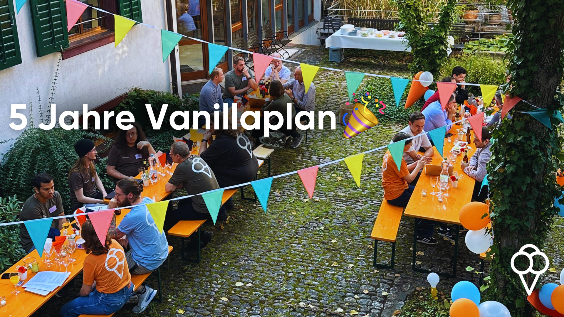 Feier des 5-jährigen Jubiläums von Vanillaplan mit Girlanden, Grill und Gästen im festlich dekorierten Innenhof.