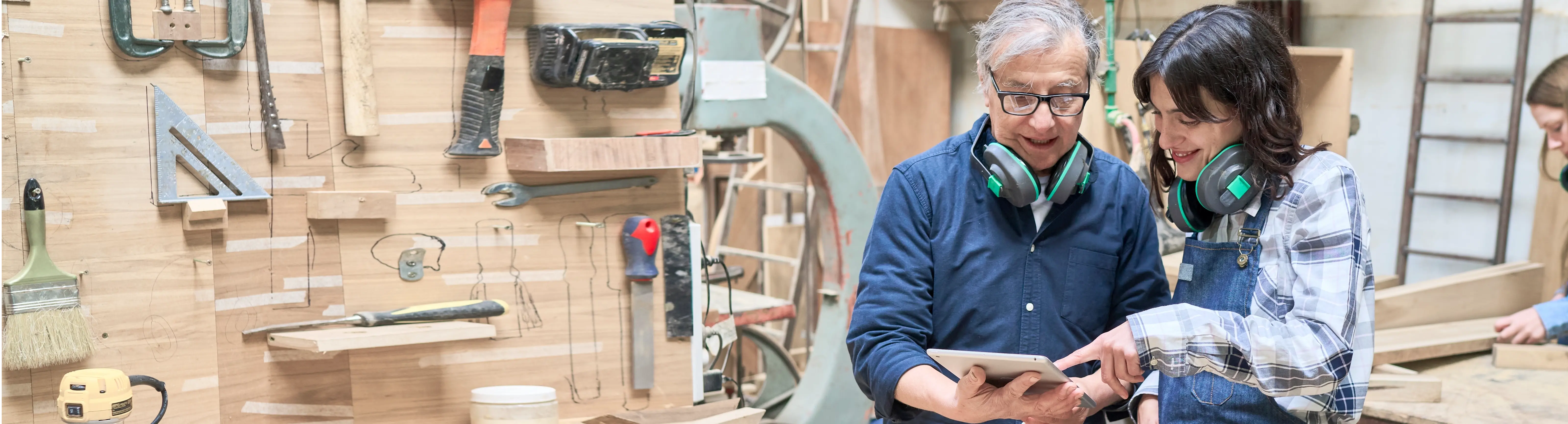 Mitarbeiter in einer Werkstatt an einem Tablet